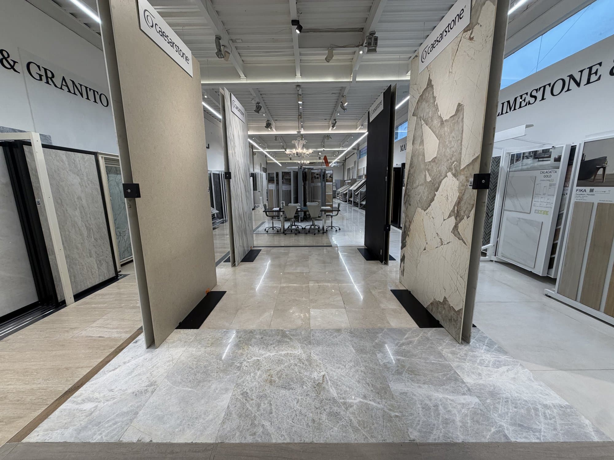 Pasillo de mármol en el showroom