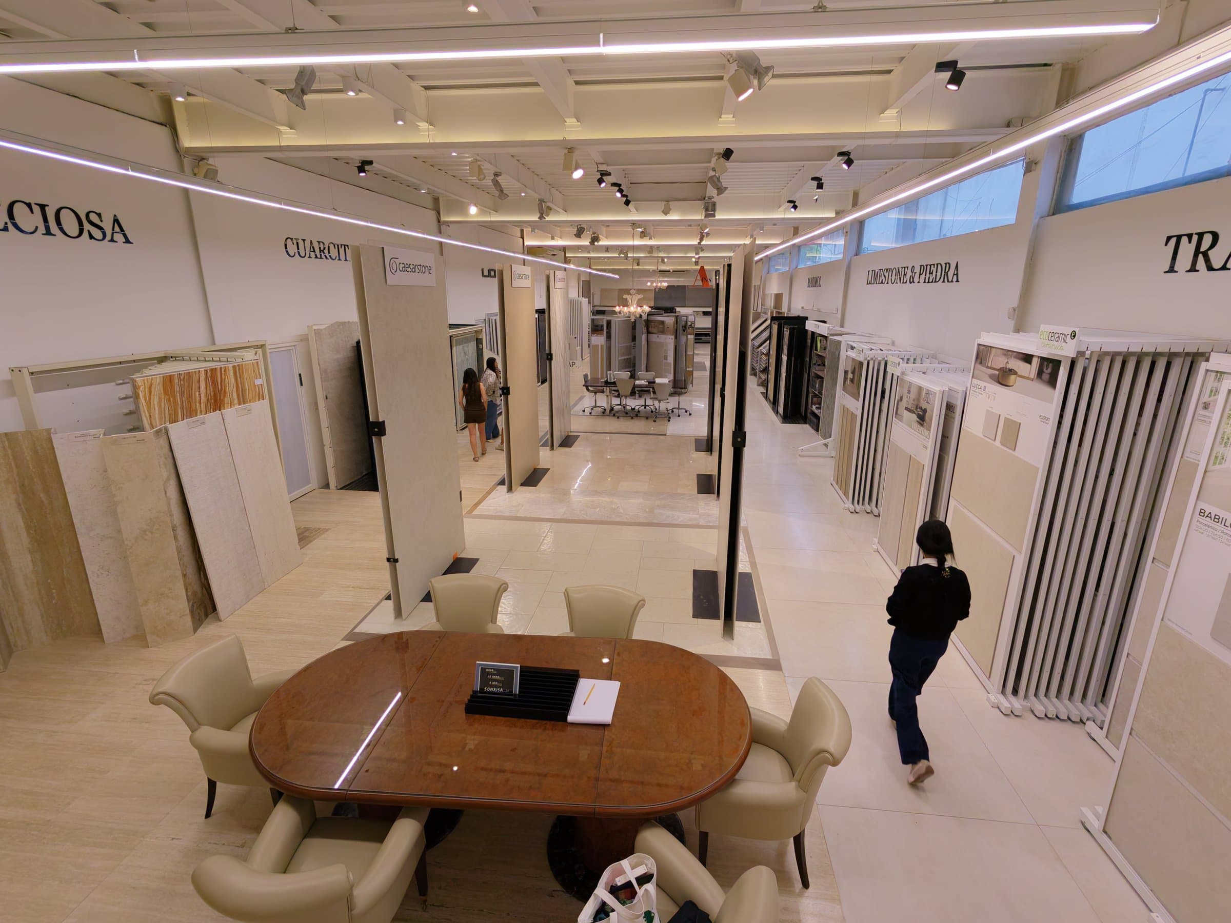 Pasillo de piedras semi-preciosas y Caesarstone en el showroom