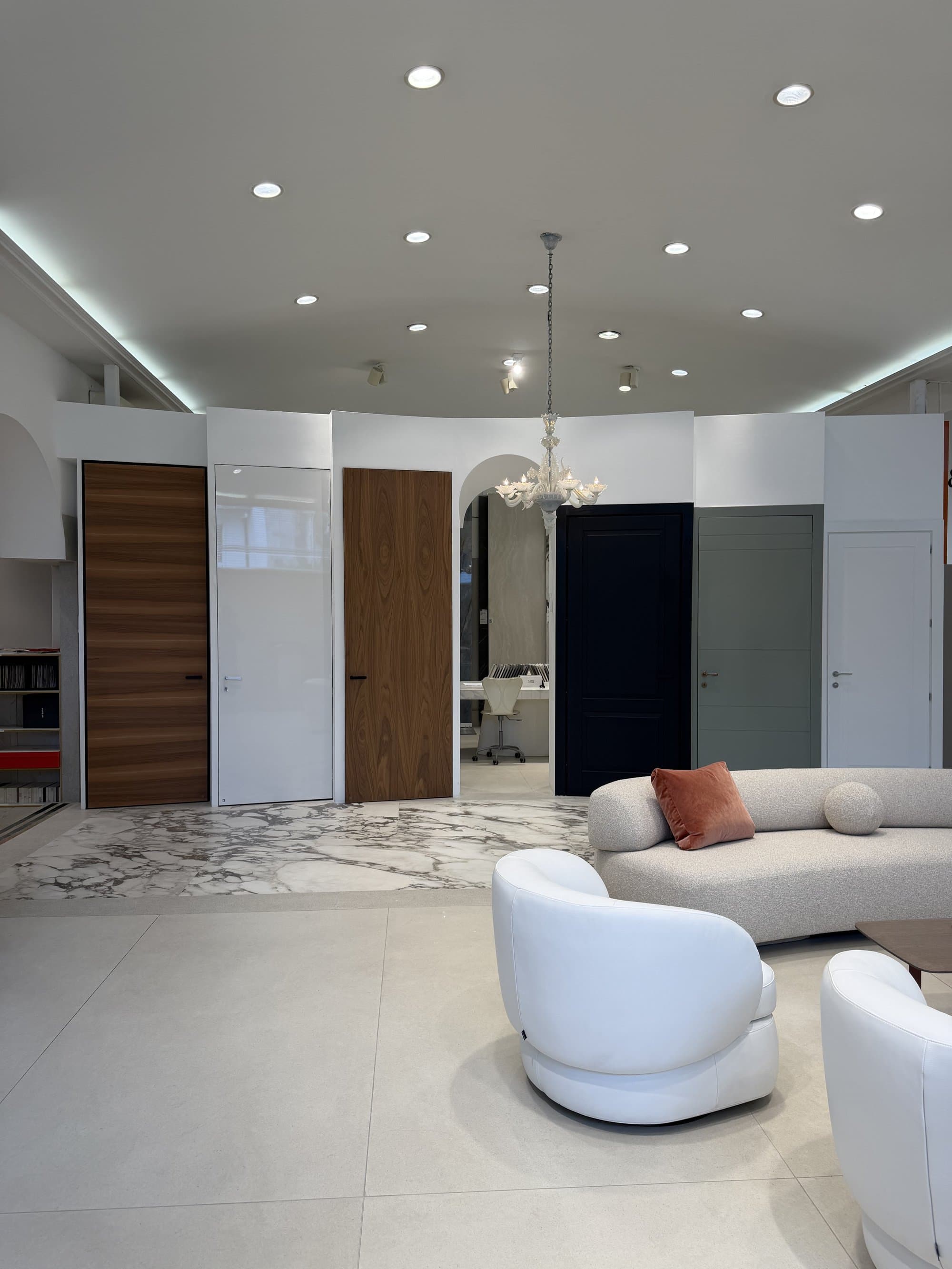 Puertas en el showroom de Artecasa