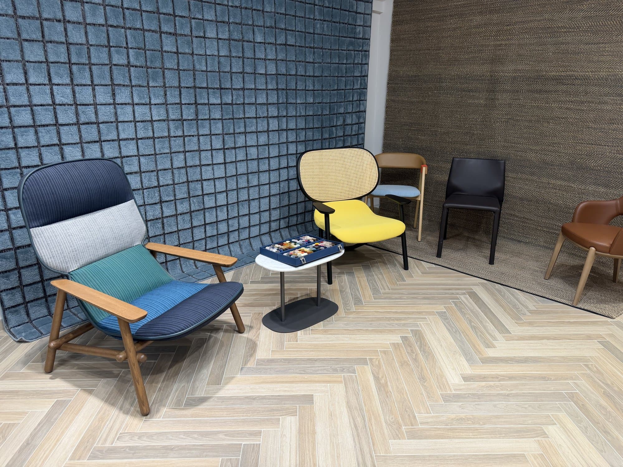 Sillas y textiles en el showroom